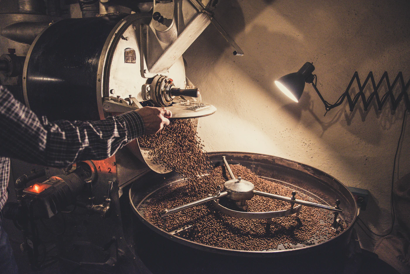 Boabe de cafea în timpul prăjirii