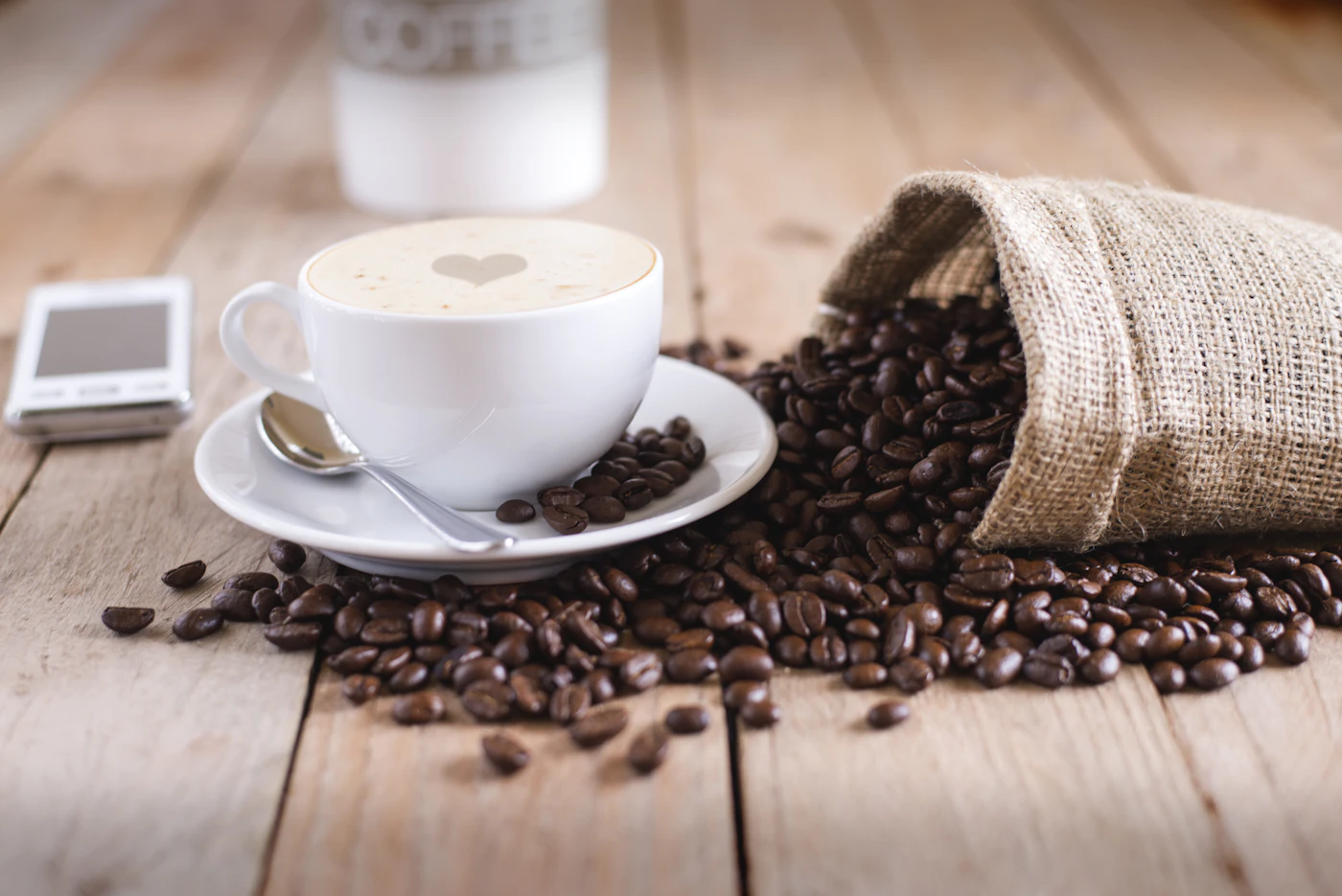 Cafea pregătită pe o masă de lemn