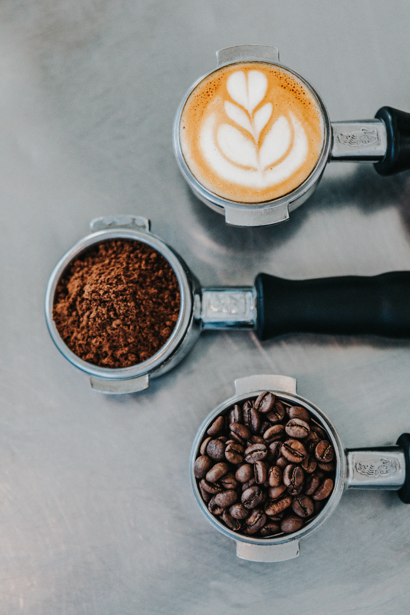 Portafiltru cu cafea măcinată și boabe de cafea